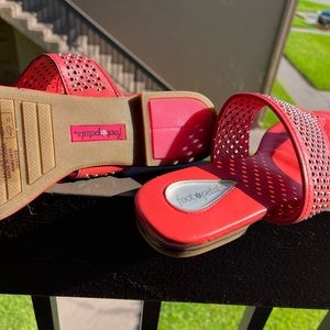 Foot Petal Coral Sandal . Leather Upper . Cushion soles. Extremely comfortable